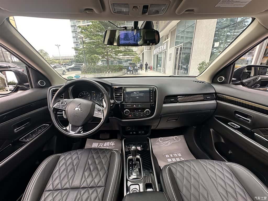Mitsubishi Outlander, 2022 все фото