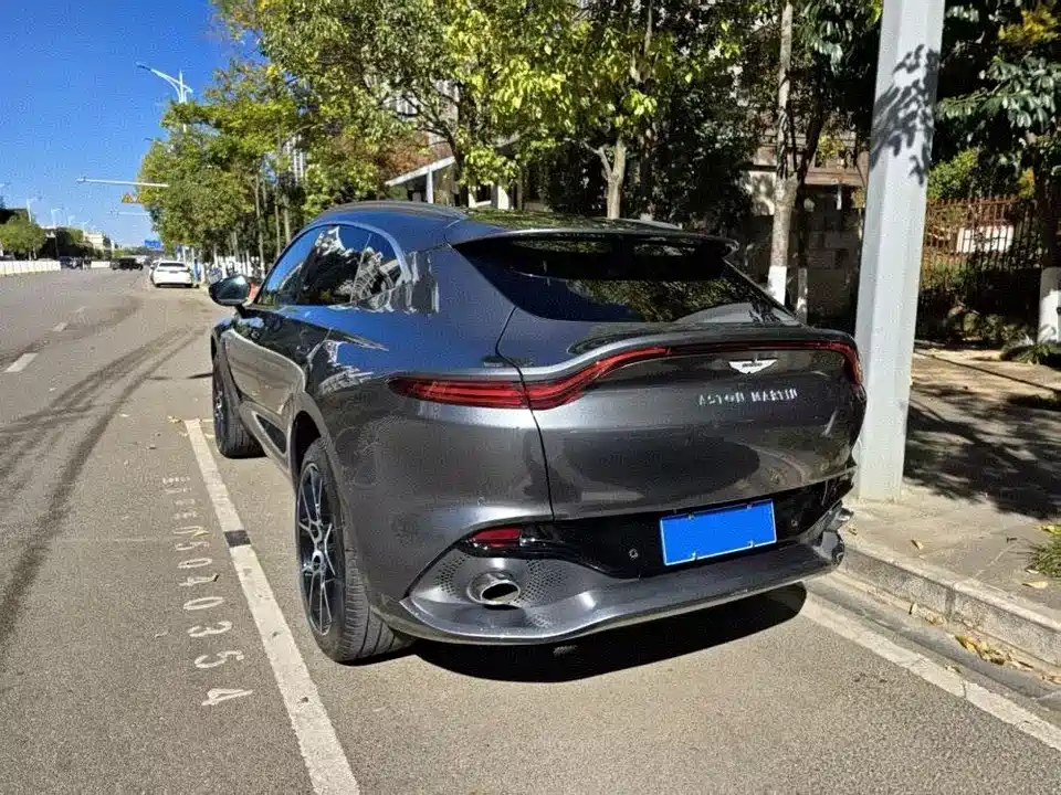 Aston Martin DBX