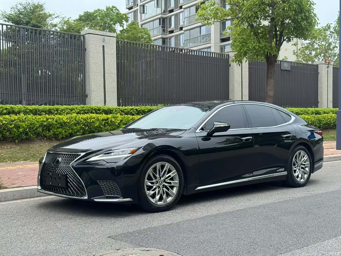 Lexus LS, 2021 1