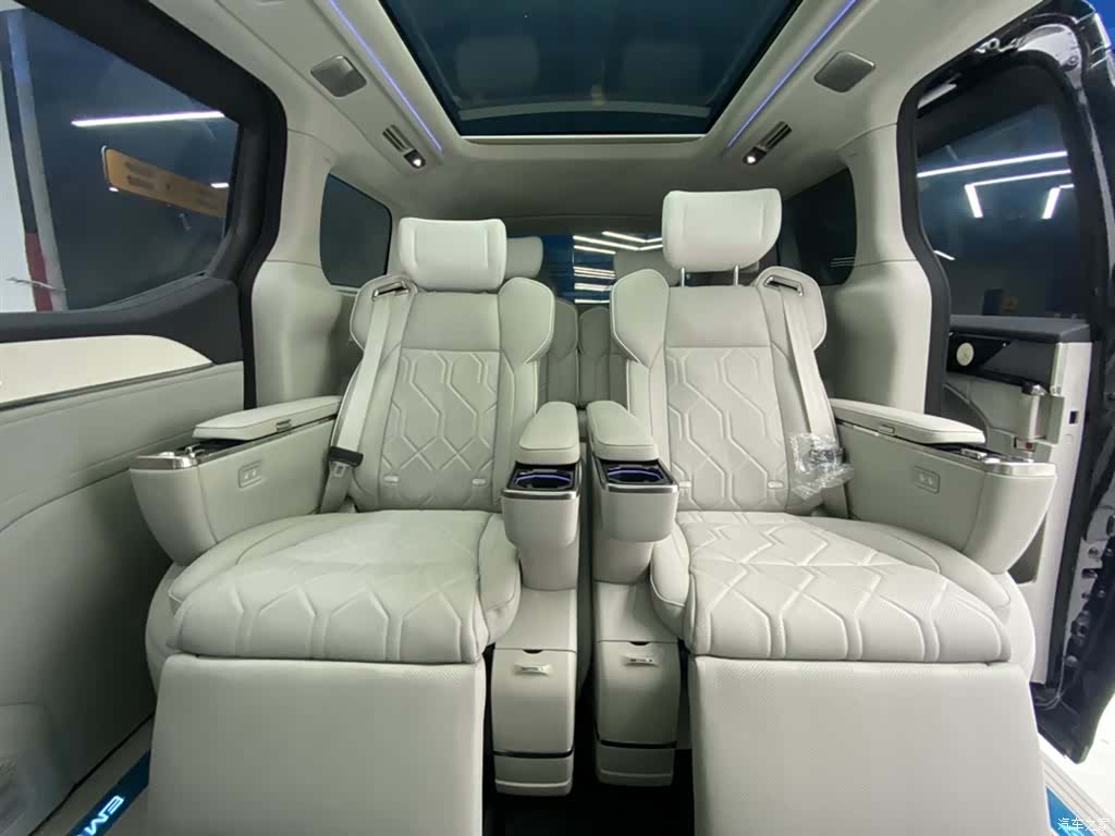 Volvo EM90, 2026 22
