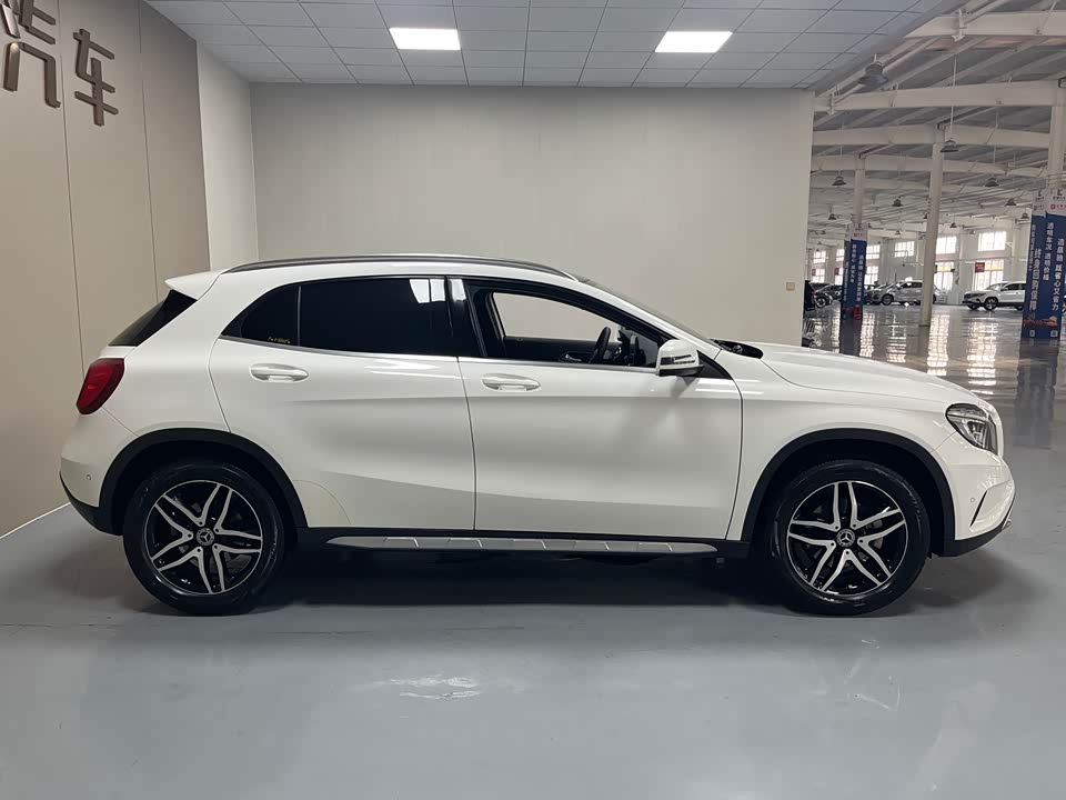 Mercedes-Benz GLA Mercedes-Benz GLA