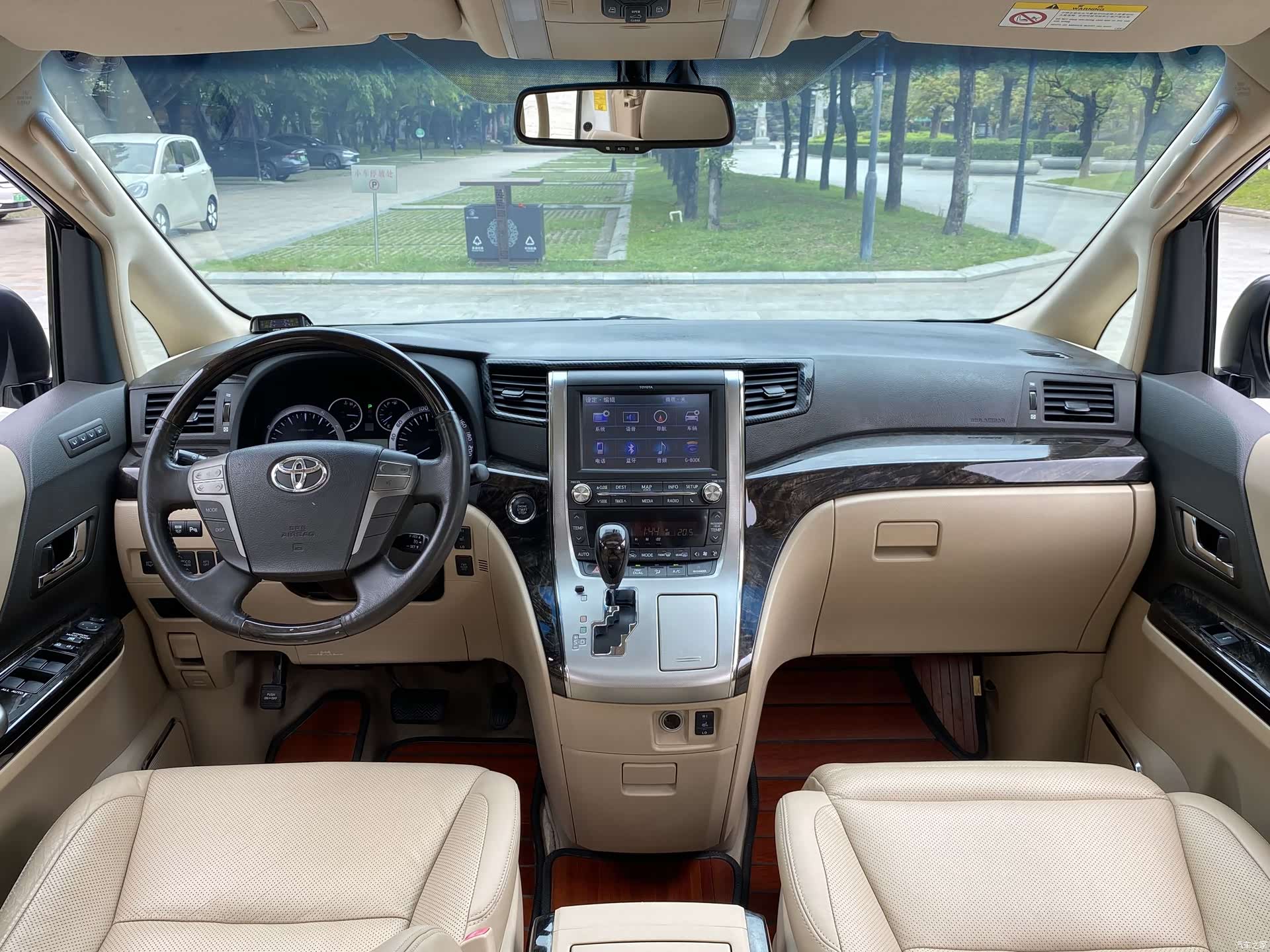 Toyota Alphard, 2012 все фото