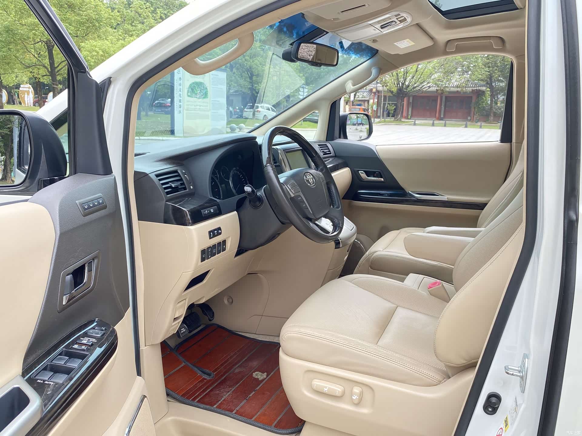 Toyota Alphard, 2012 4