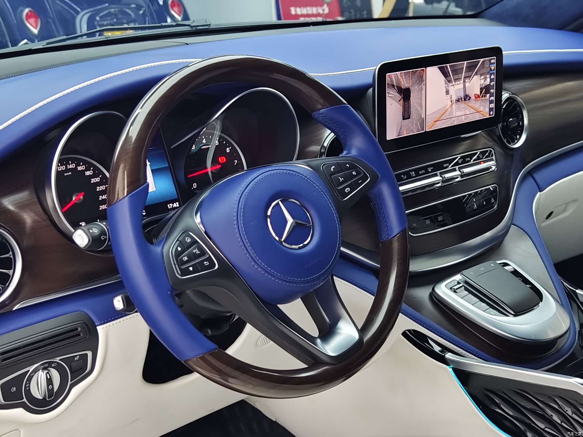 Mercedes-Benz V-Class, 2023 10