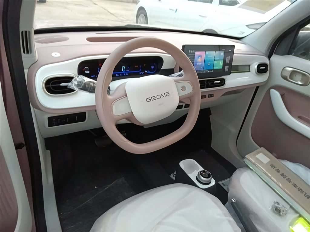 Geely Panda, 2025 10
