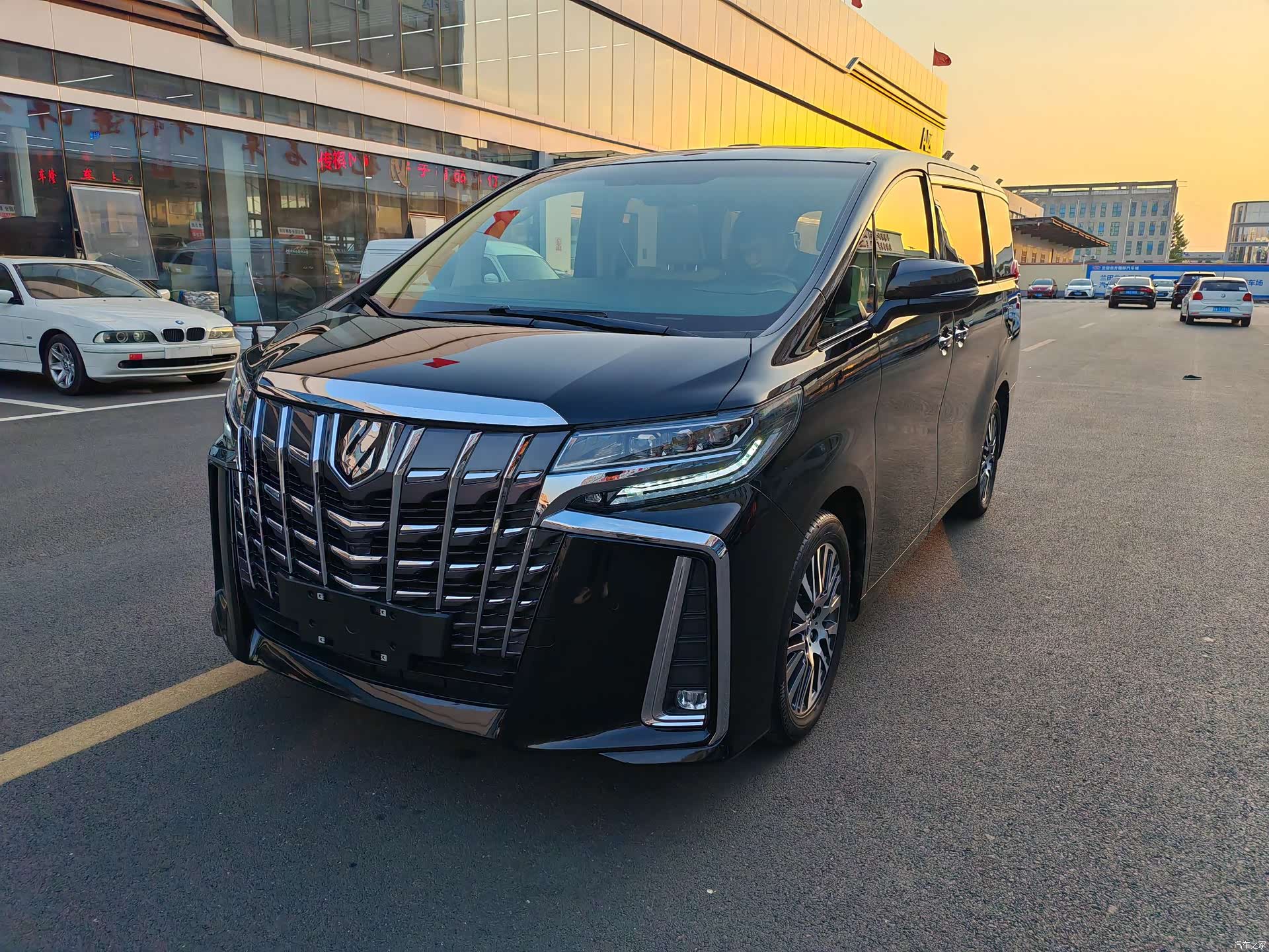 Toyota Alphard, 2017 1