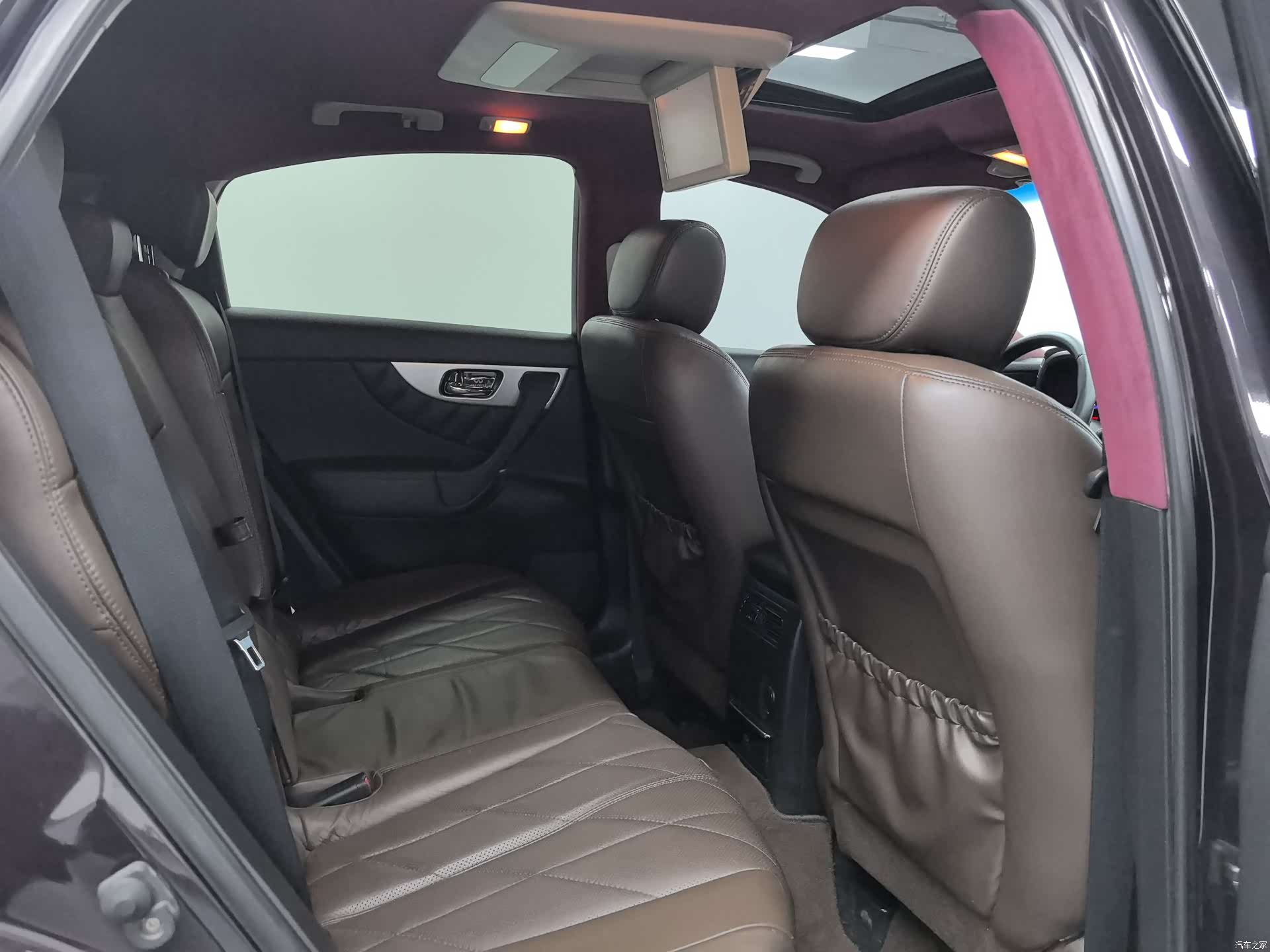 Infiniti FX35, 2012 7