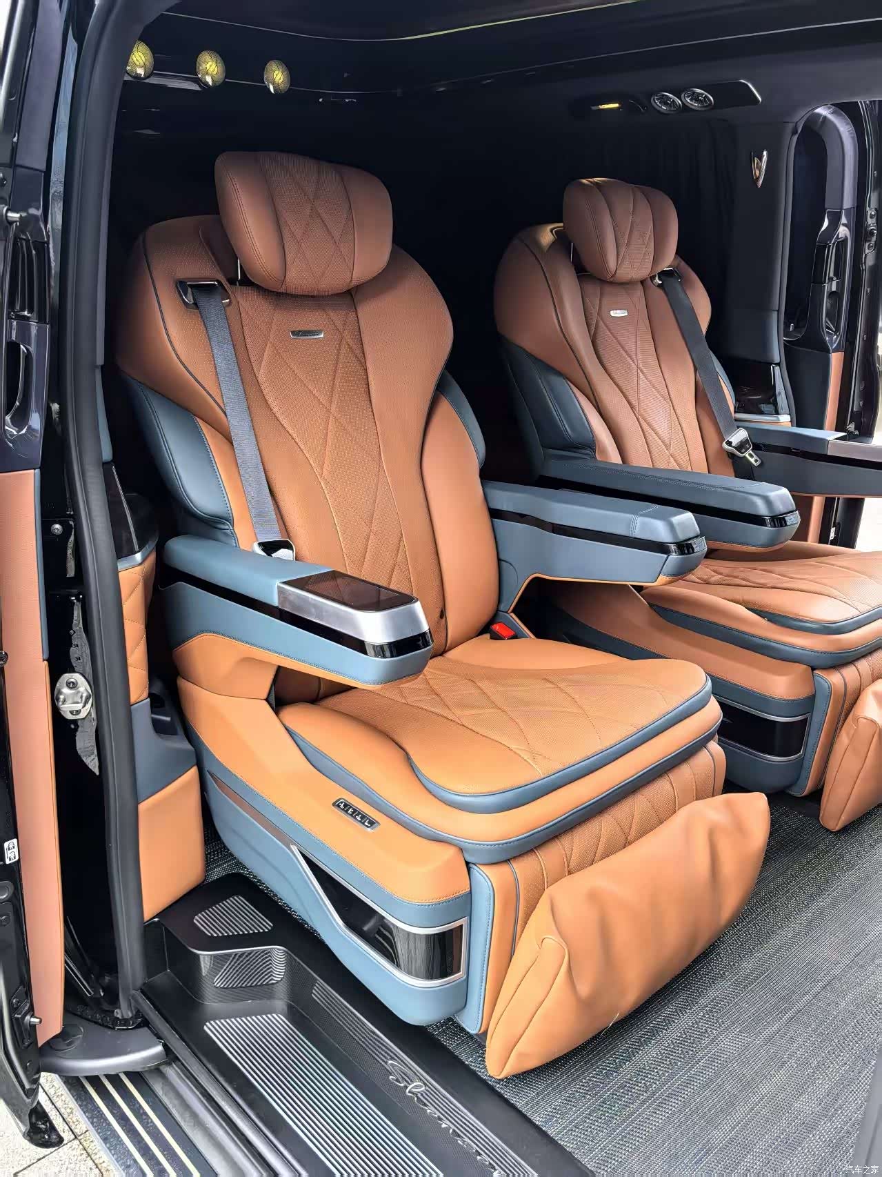 Mercedes-Benz V-Class, 2024 21
