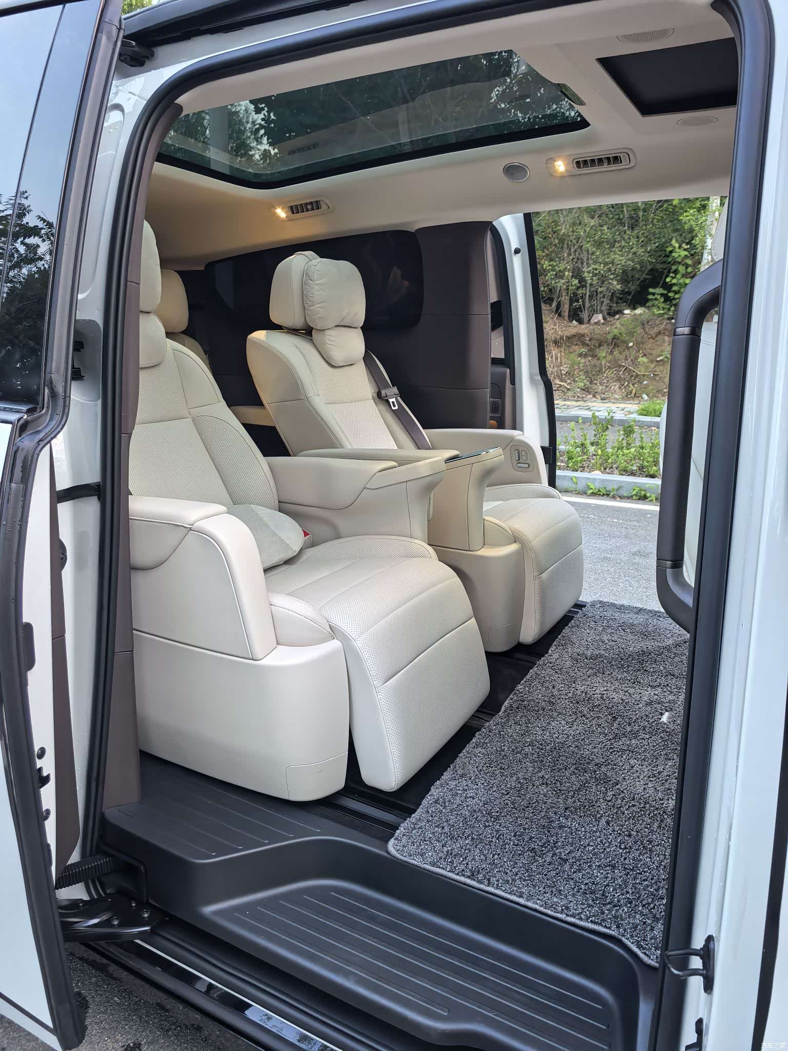 Li Auto MEGA, 2025 15