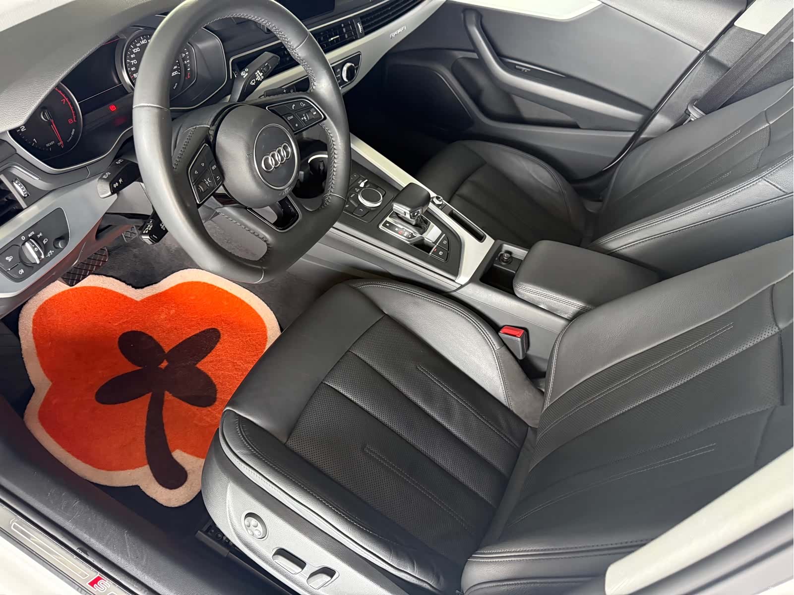 Audi A4L, 2019 все фото
