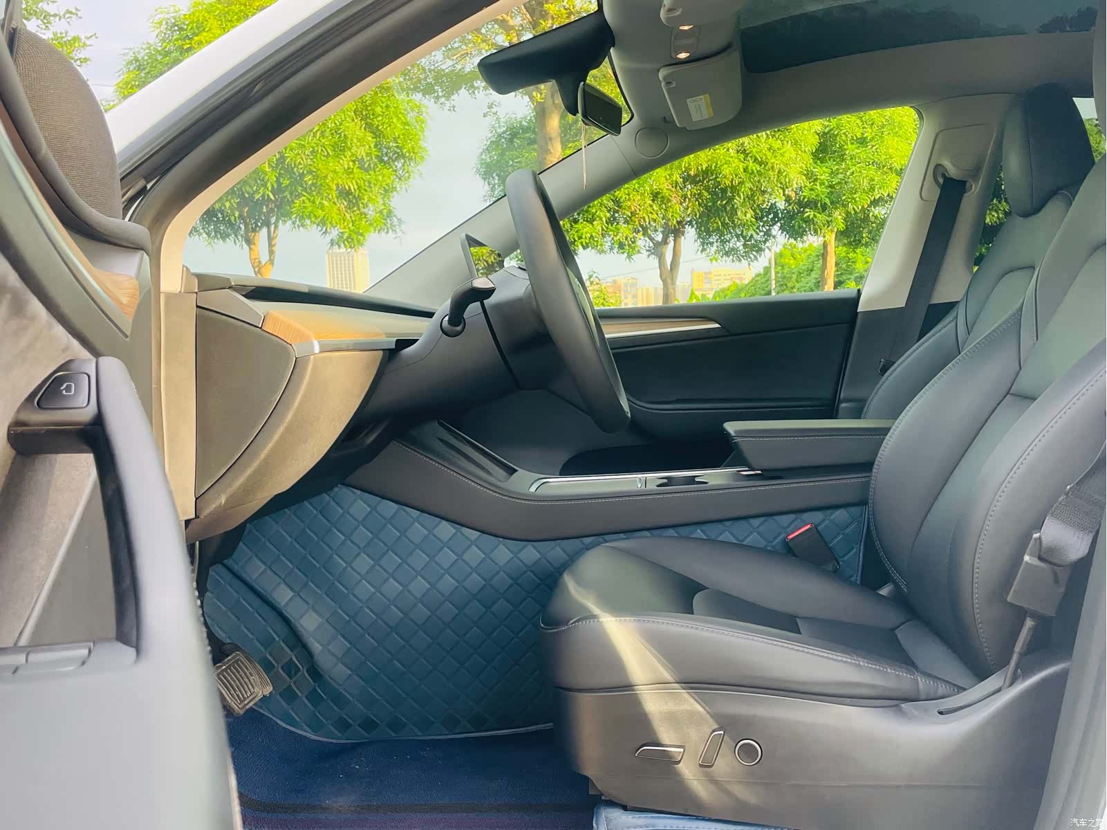 Tesla Model Y, 2023 15
