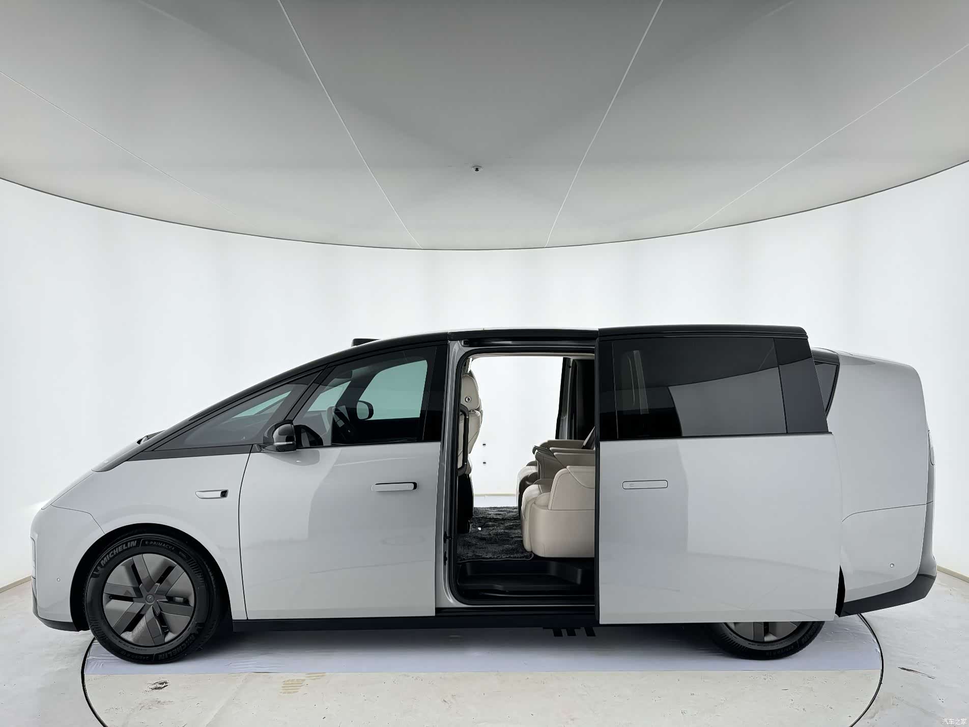 Li Auto MEGA, 2024 10