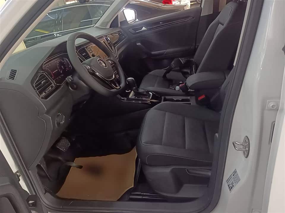 Volkswagen T-ROC exploring Songs