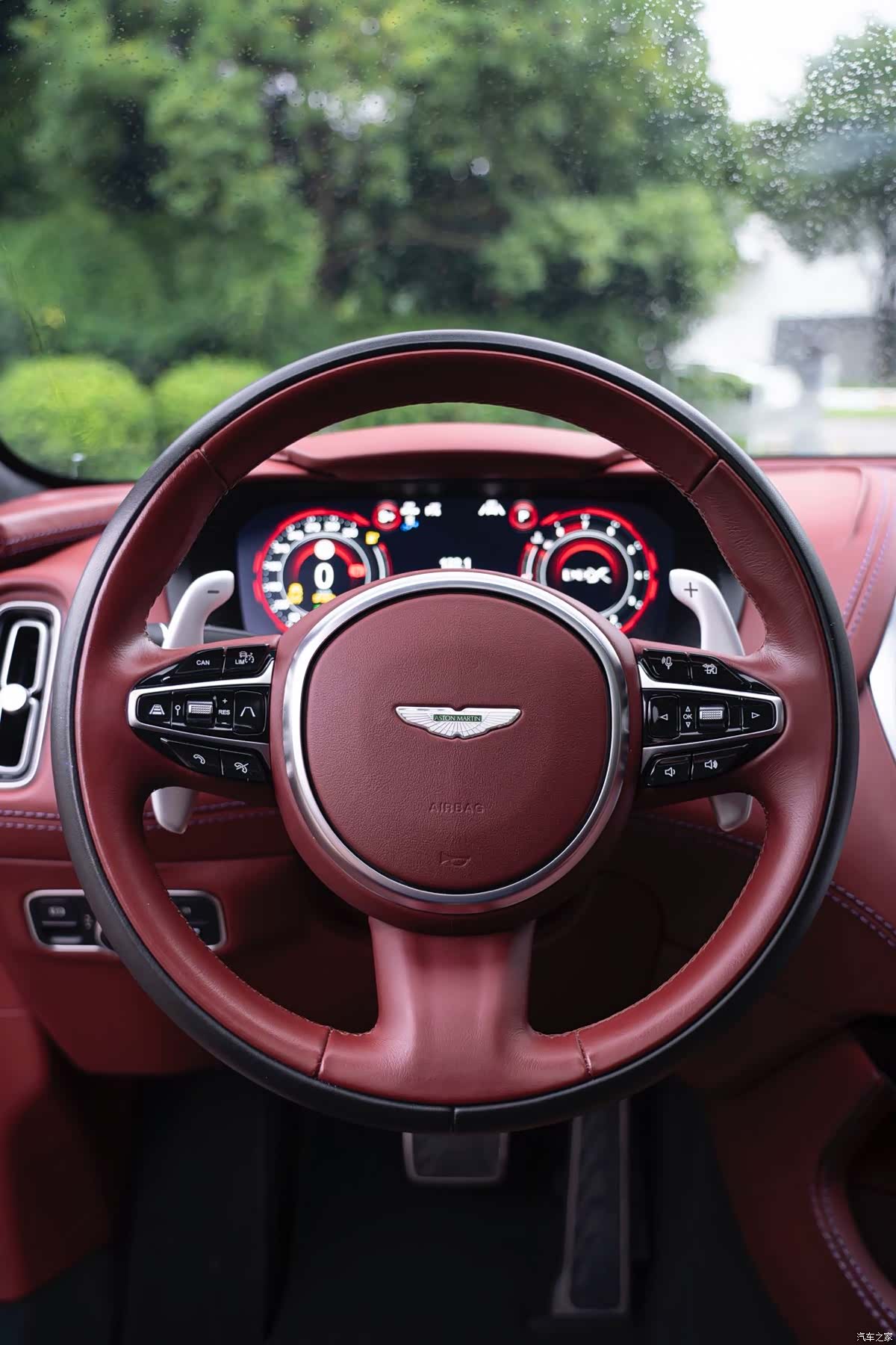 Aston Martin DBX, 2022 9