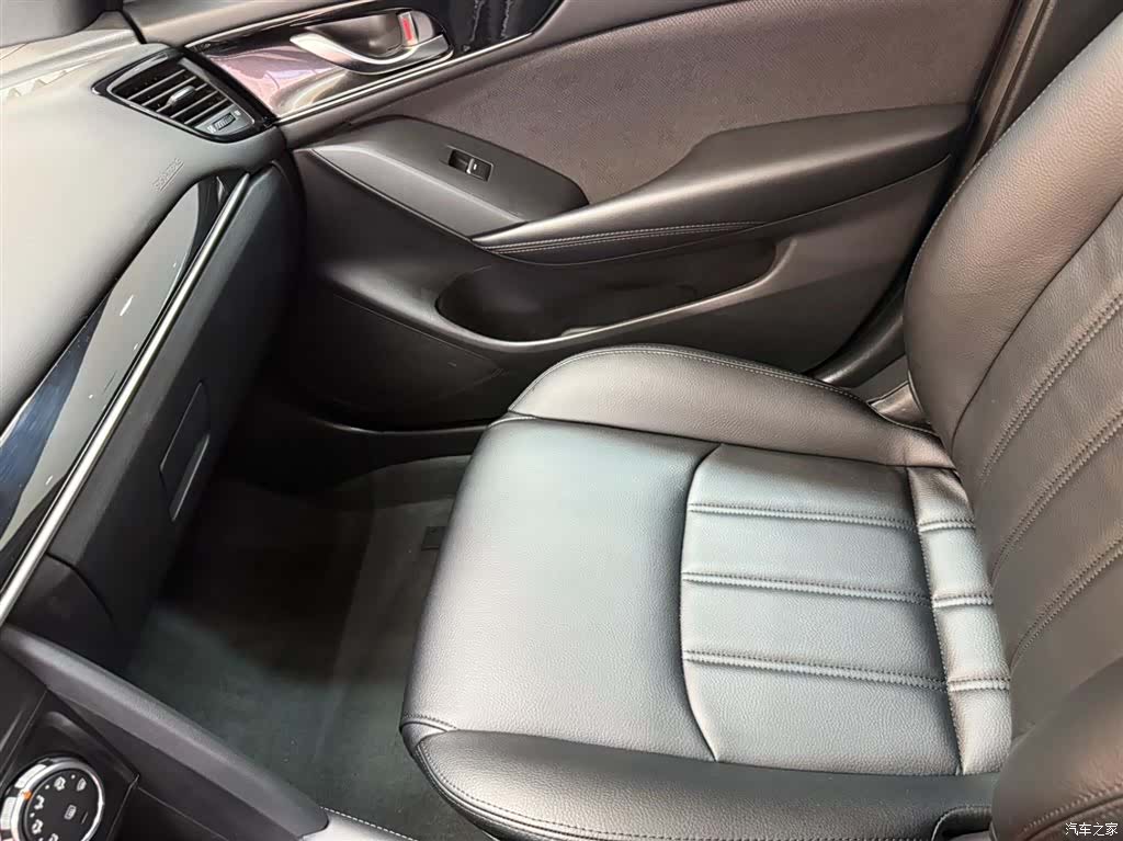Mazda CX-4, 2023 12