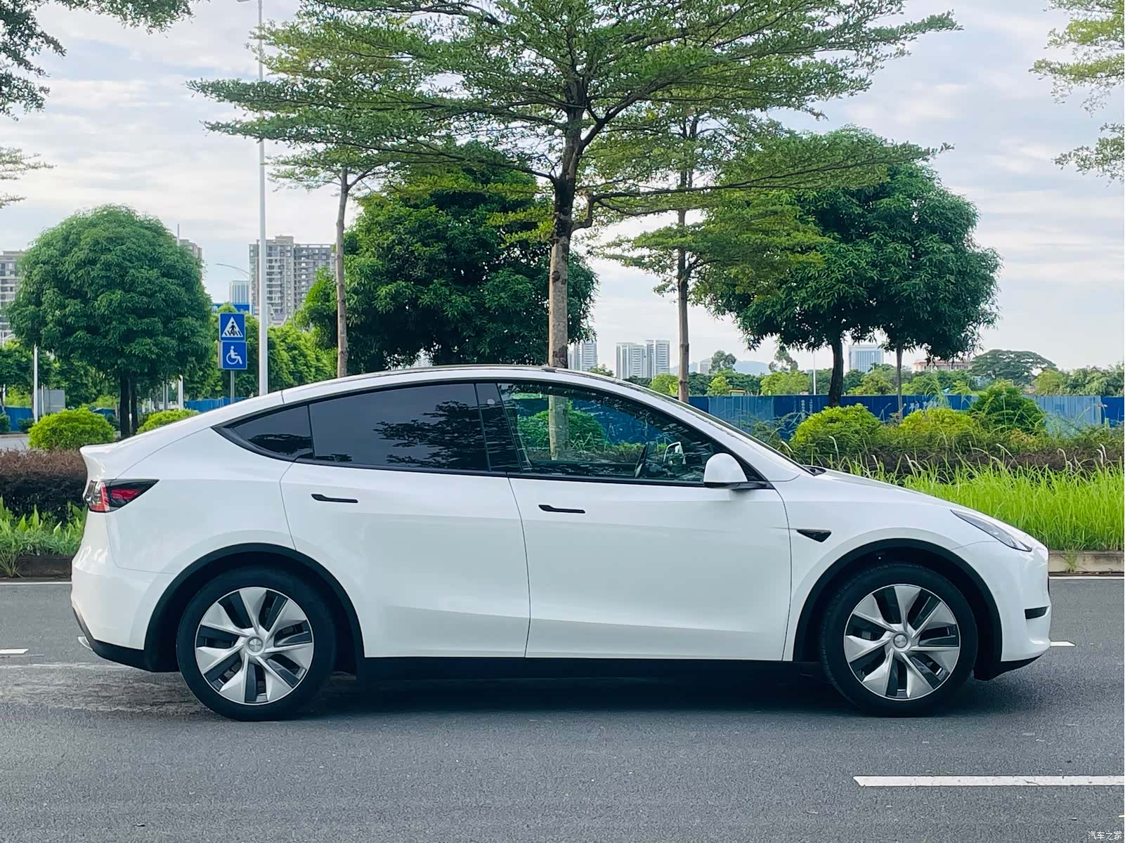 Tesla Model Y, 2023 4