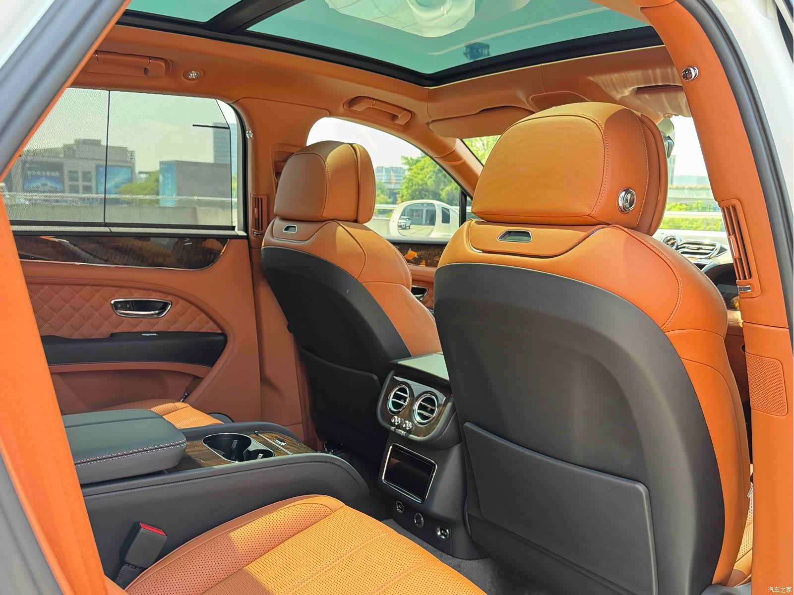 Bentley Bentayga, 2022 16