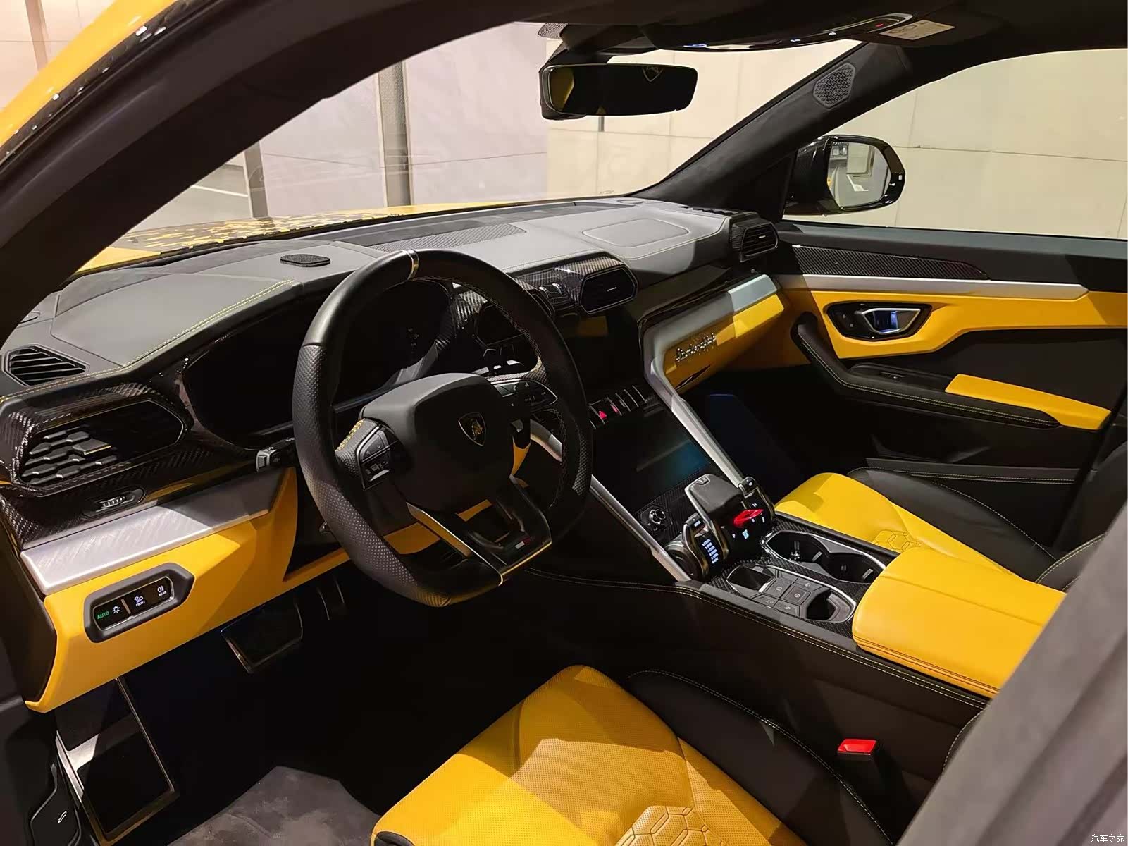 Lamborghini Urus, 2023 7