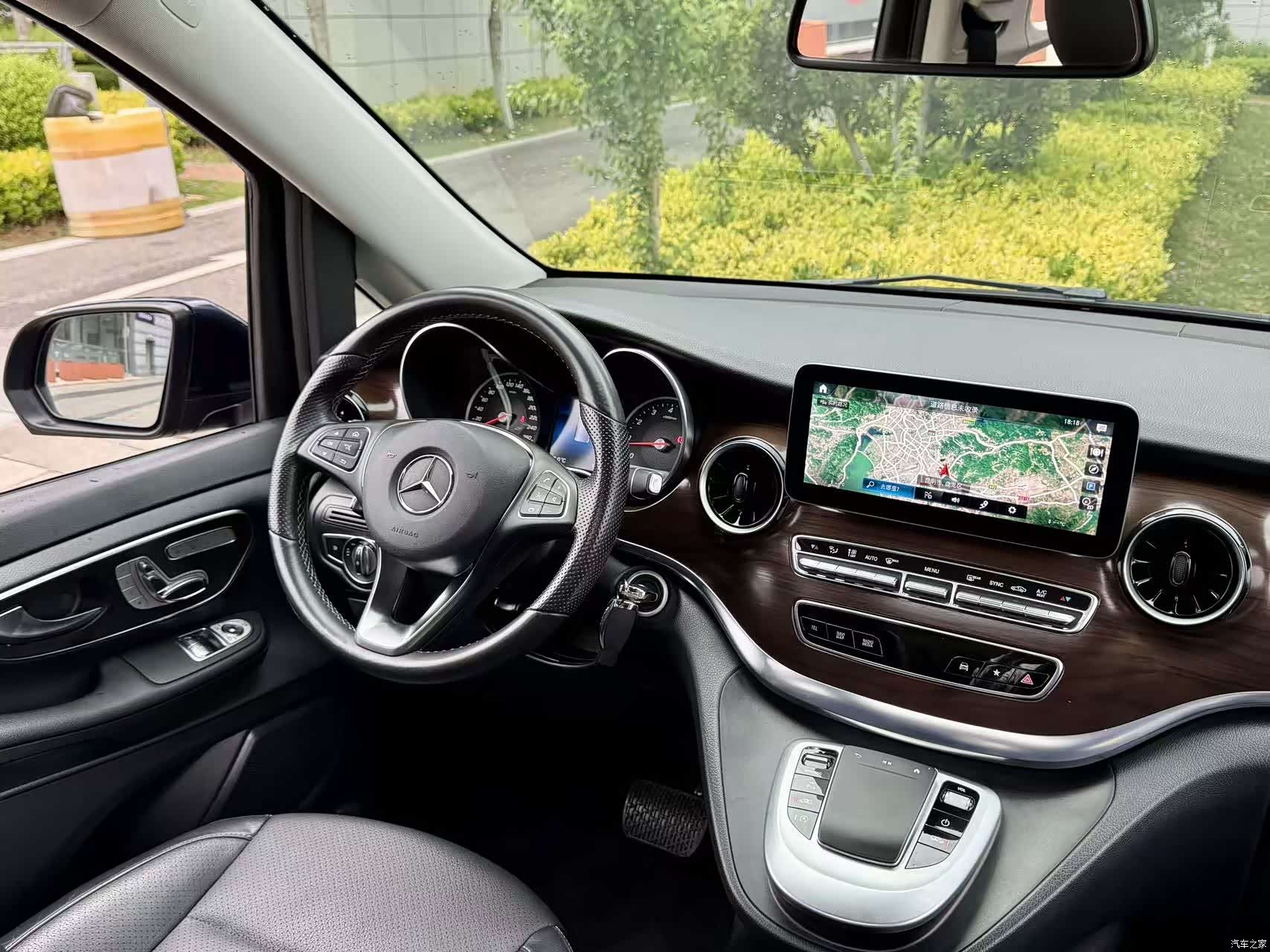 Mercedes-Benz V-Class, 2022 13