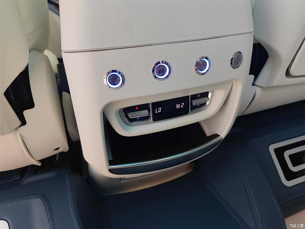 Mercedes-Benz V-Class, 2023 19