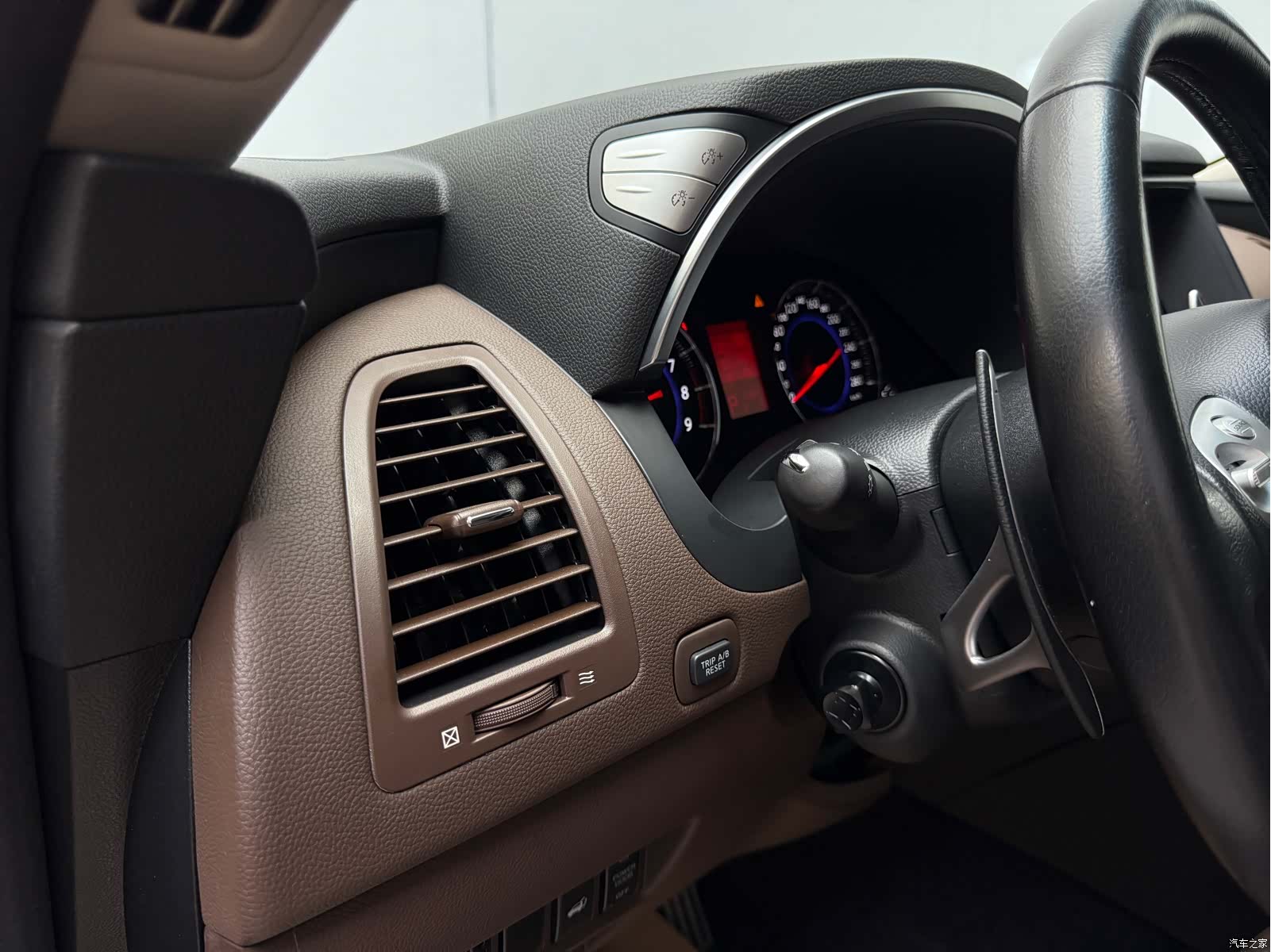 Infiniti FX35, 2011 10