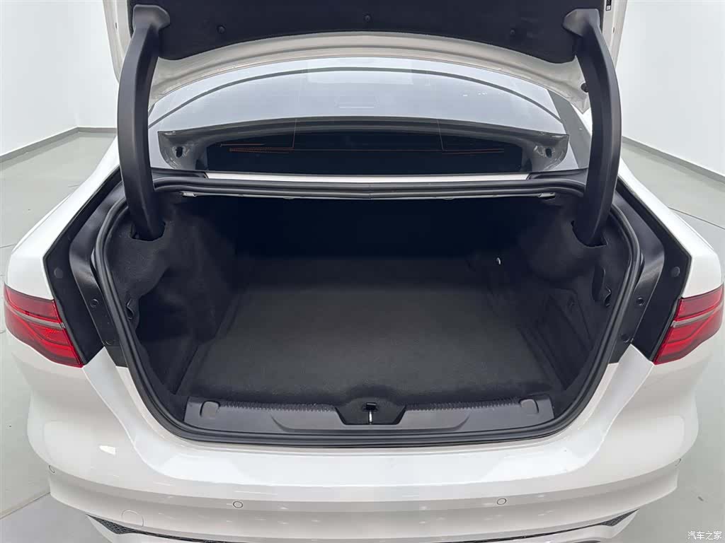 Land Rover XEL, 2022 27