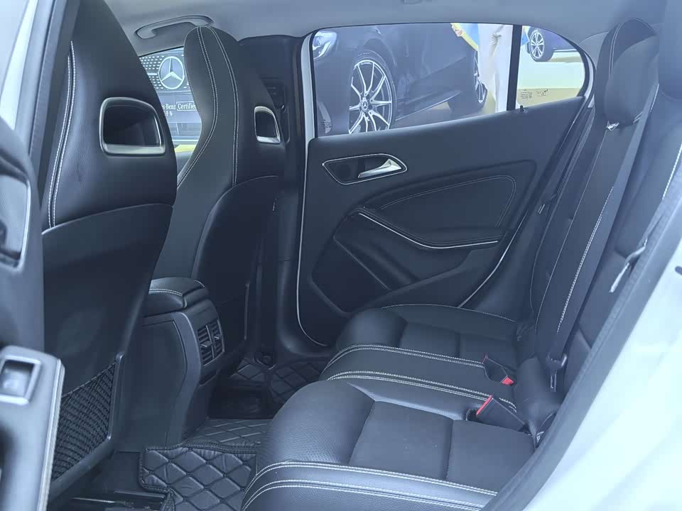 Mercedes-Benz GLA Mercedes-Benz GLA