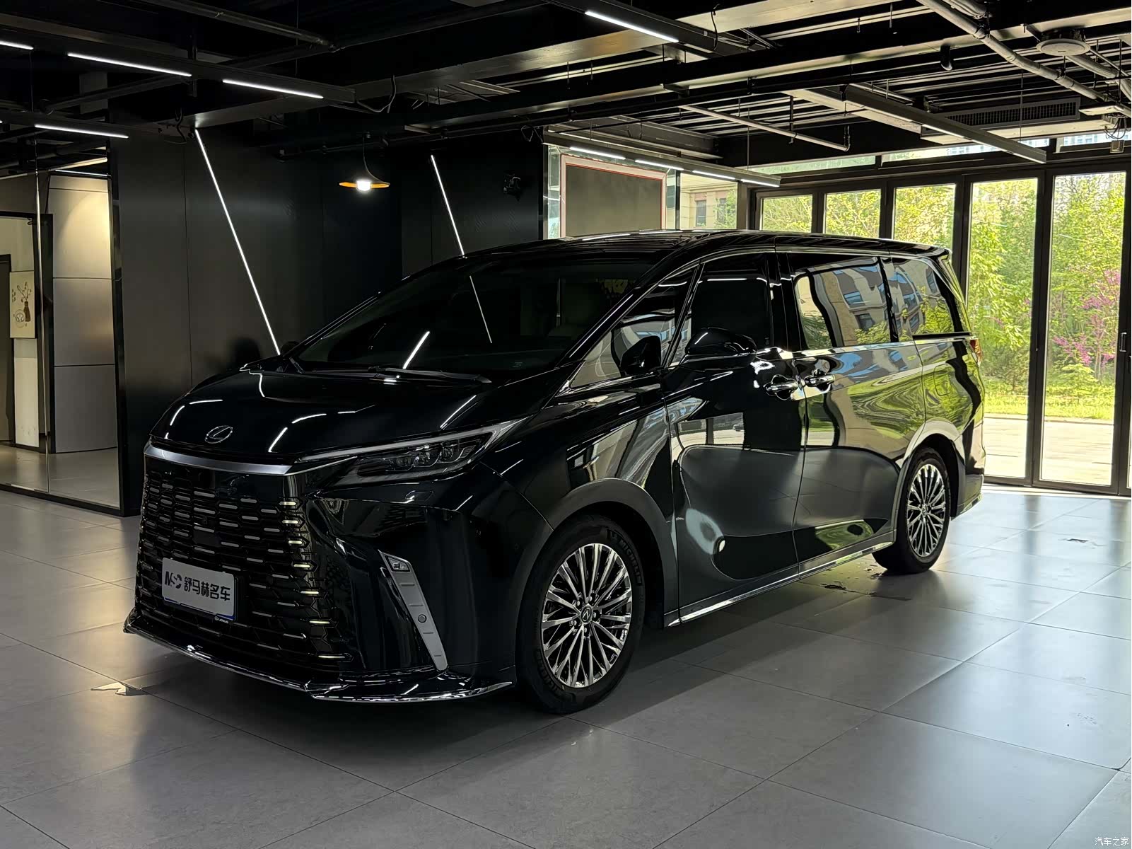 Lexus LM, 2024 1
