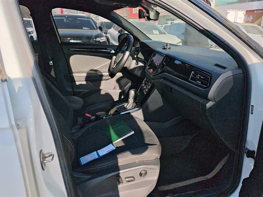 Volkswagen T-ROC exploring Songs