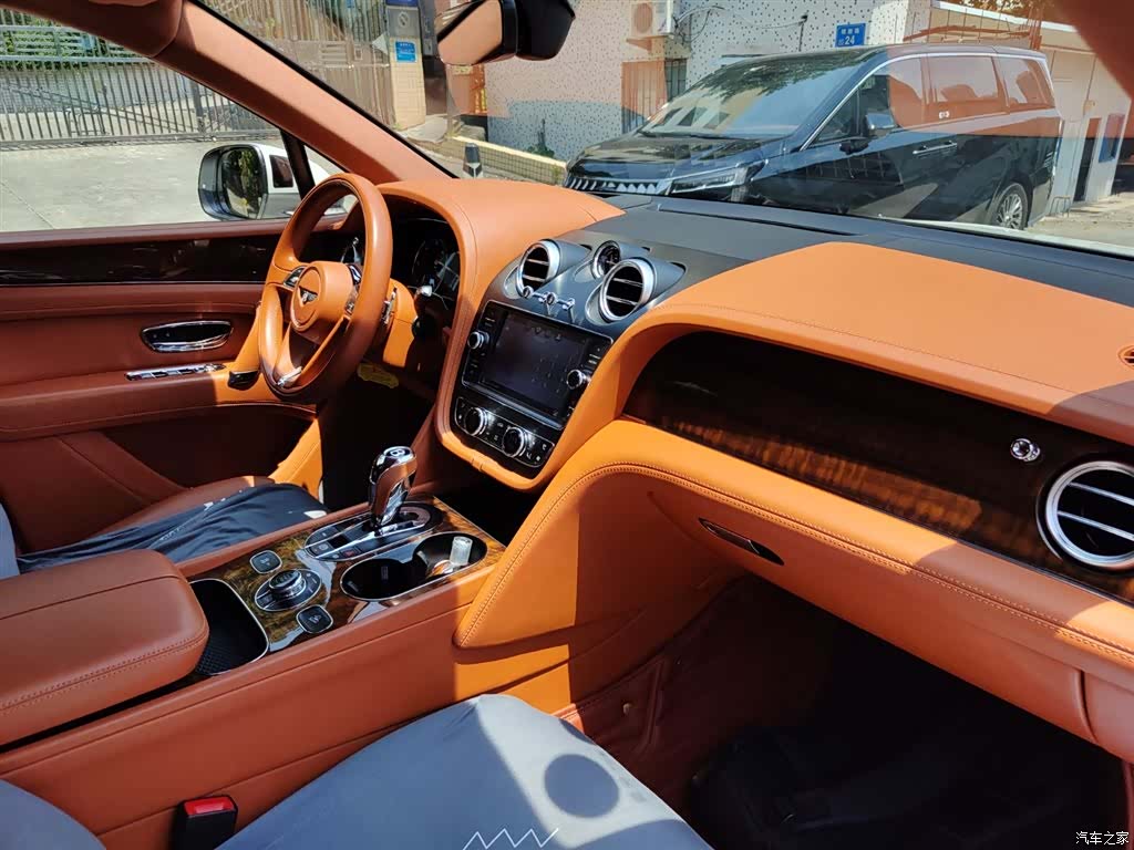 Bentley Bentayga, 2019 9