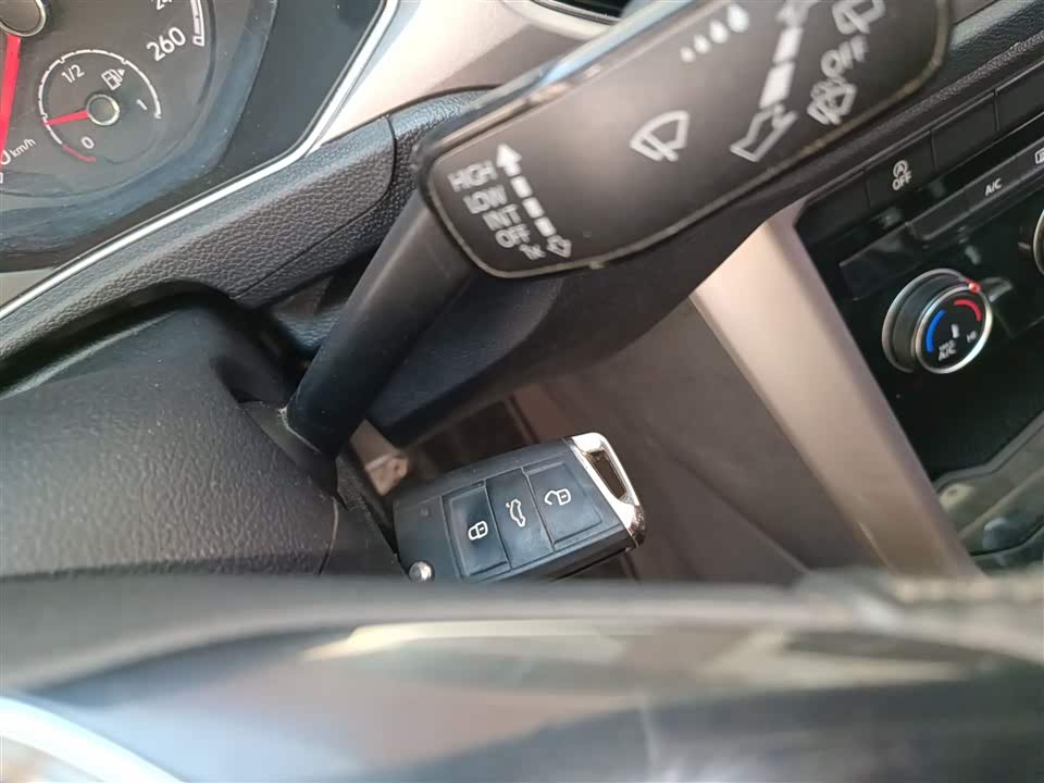 Volkswagen T-ROC exploring Songs