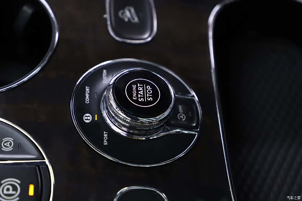 Bentley Bentayga, 2018 11