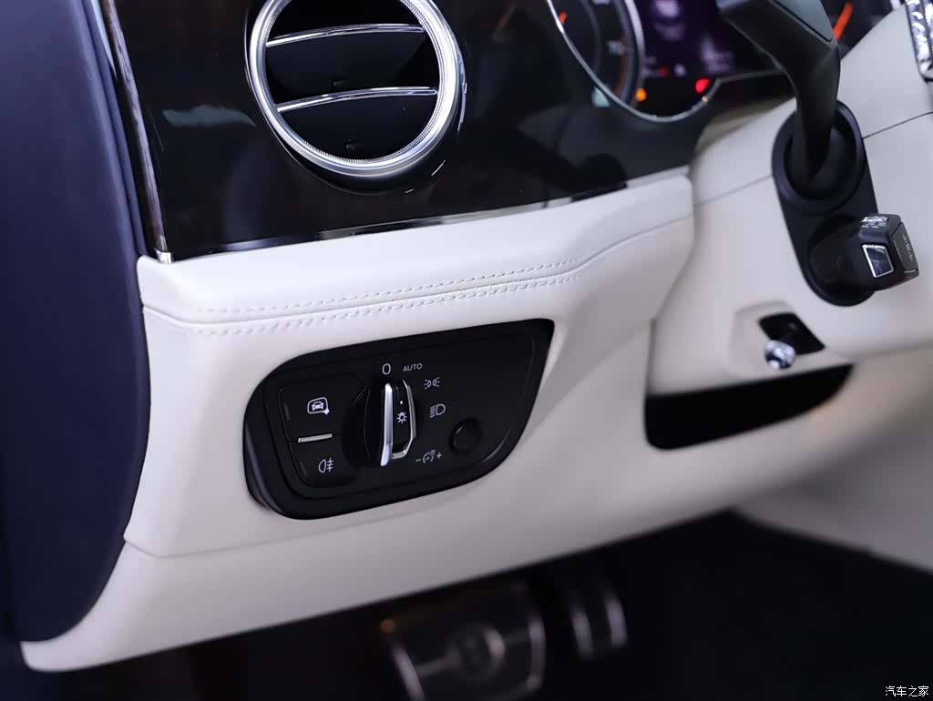 Bentley Bentayga, 2018 15