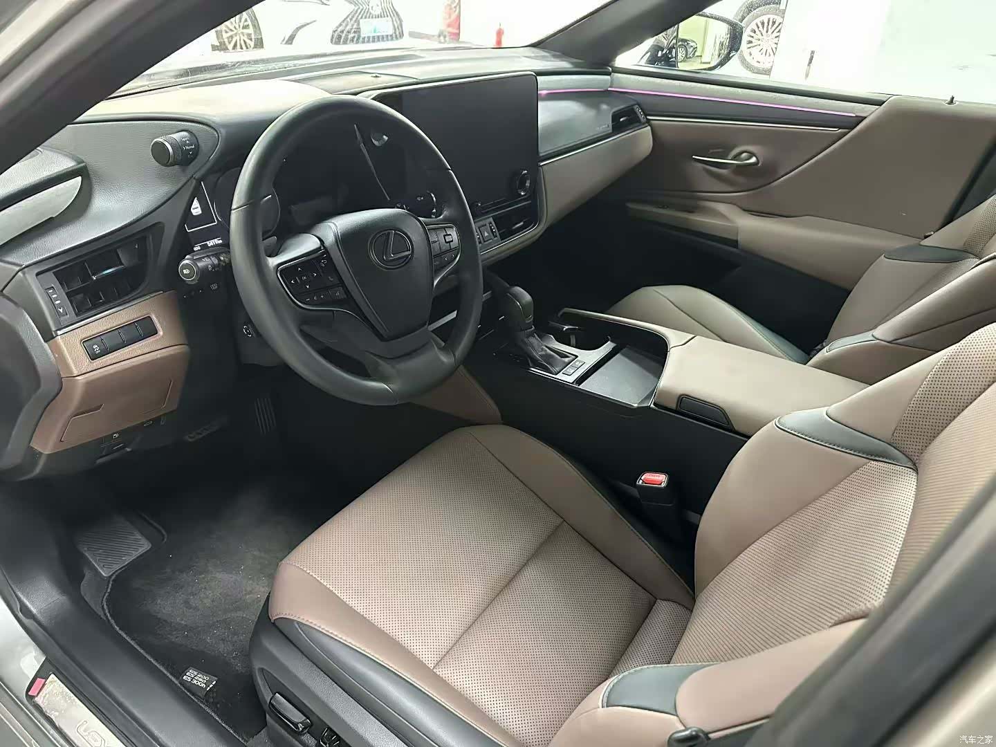 Lexus ES, 2025 4
