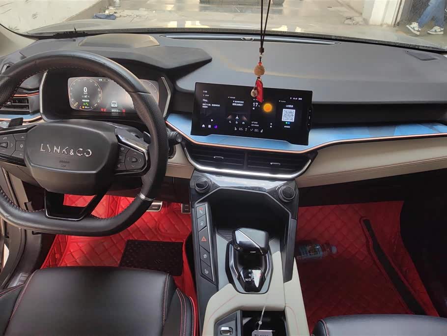 Lynk & Co 06