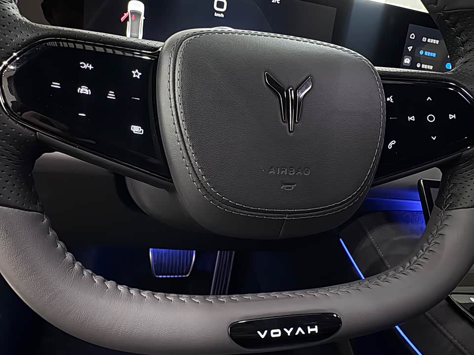 VOYAH Lantu chasing light