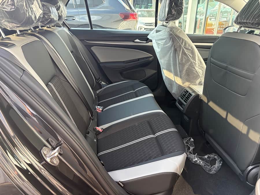 Volkswagen Golf 2025, фото 6