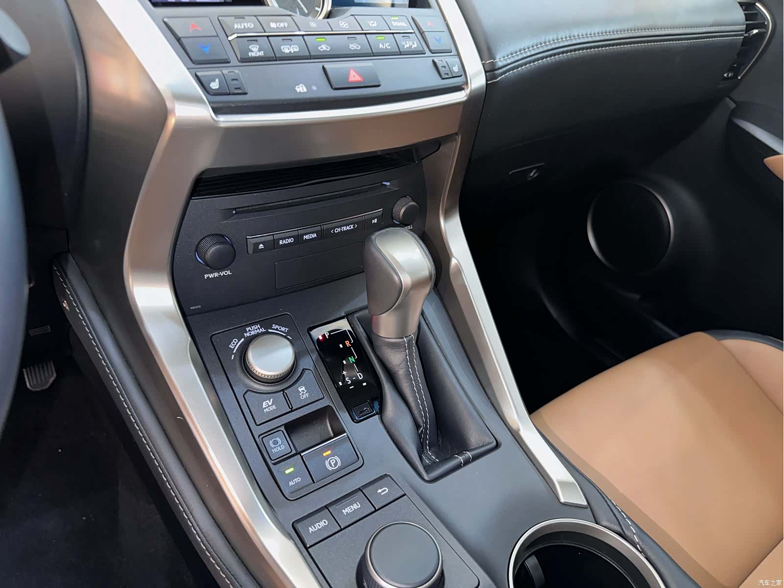 Lexus NX, 2015 11