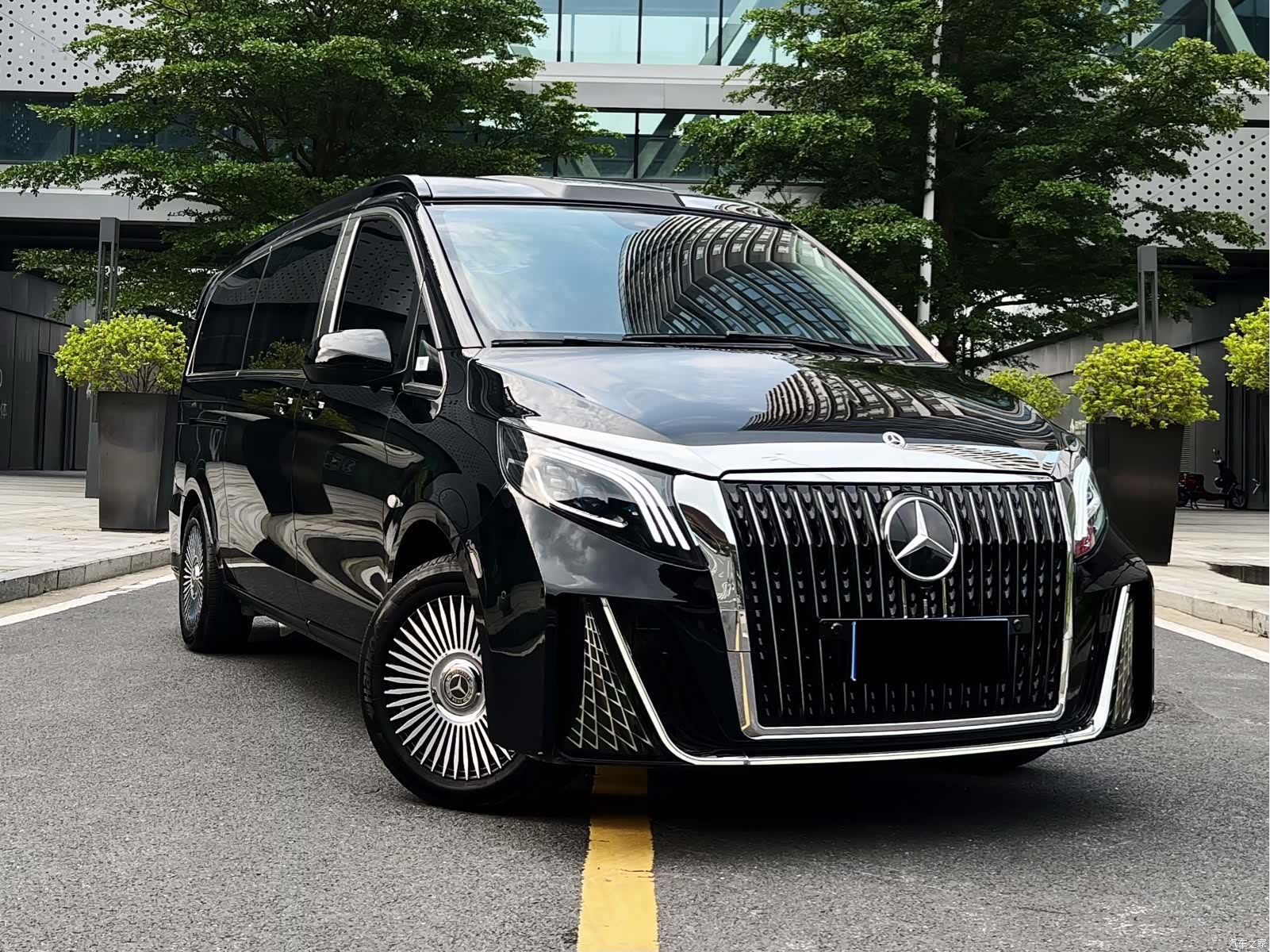 Mercedes-Benz 7, 2023 все фото