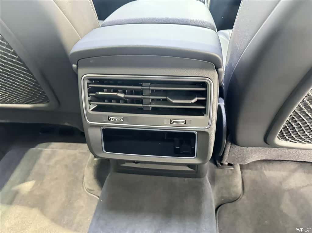 Audi Q8, 2025 11