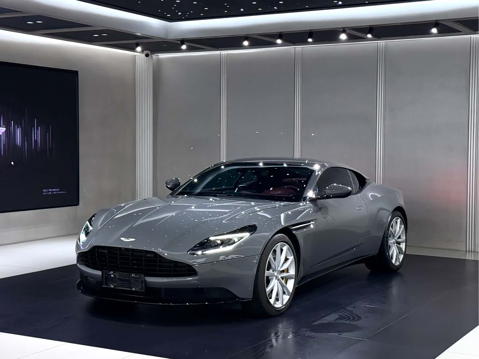 Aston Martin DB11, 2023 3