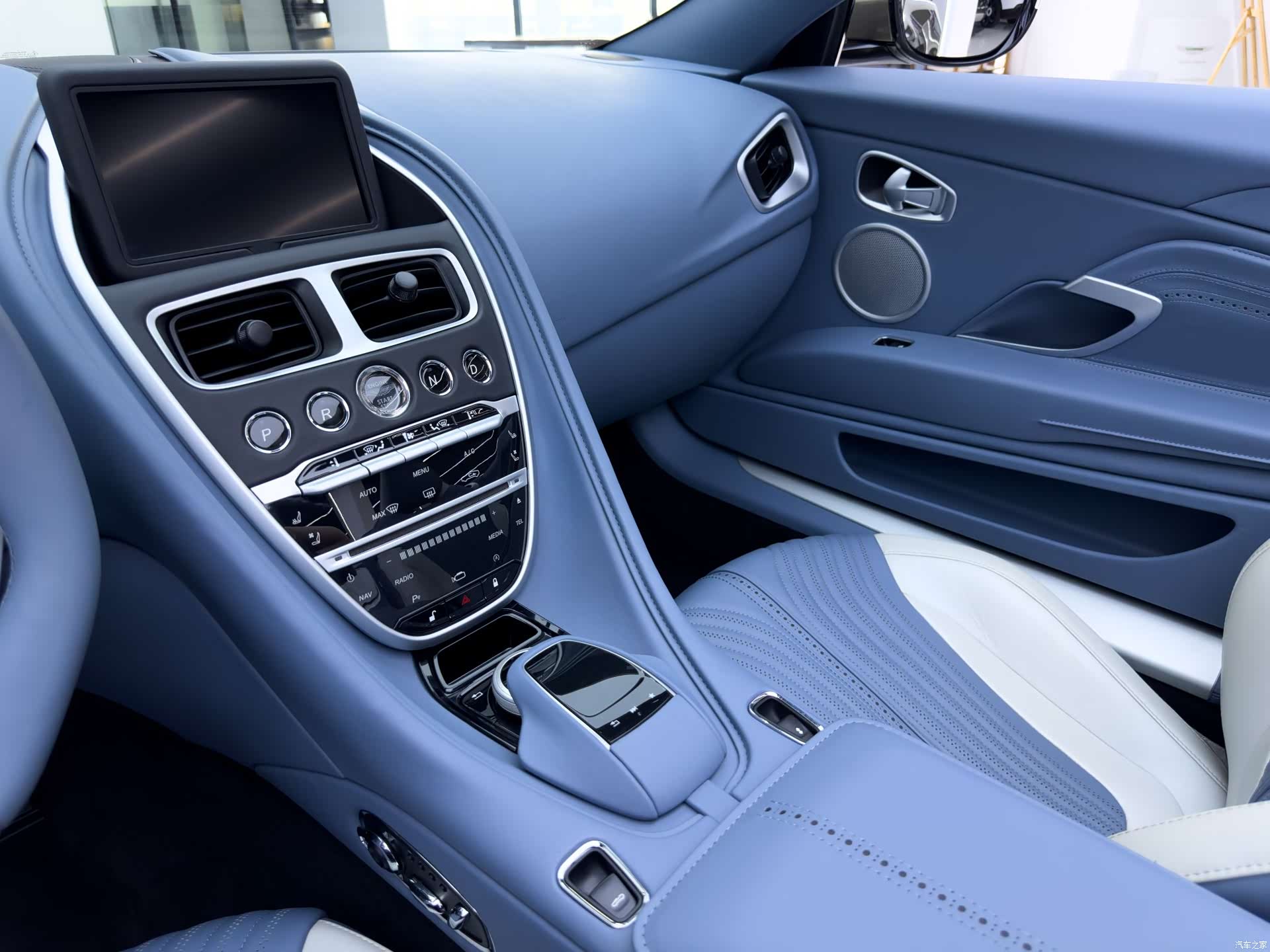 Aston Martin DB11, 2023 28