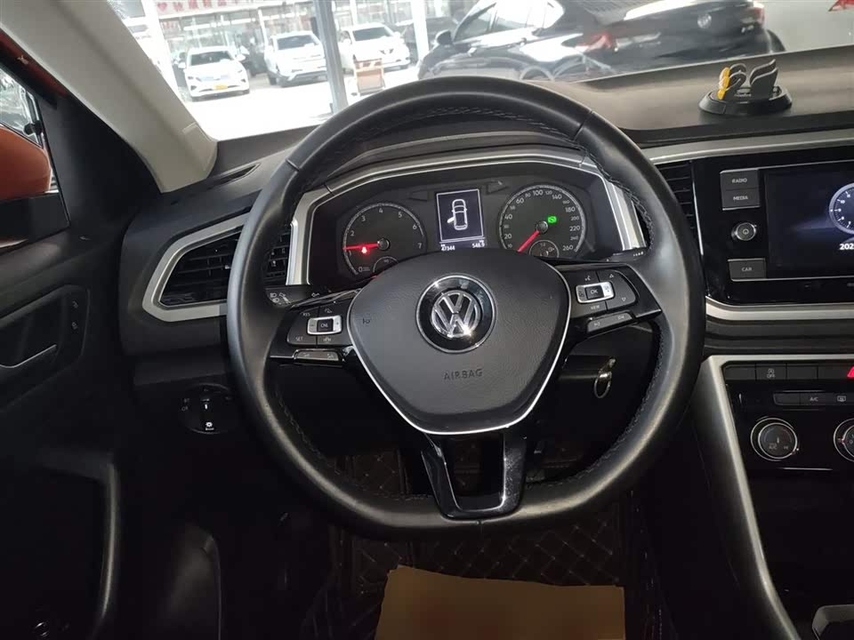 Volkswagen T-ROC exploring Songs