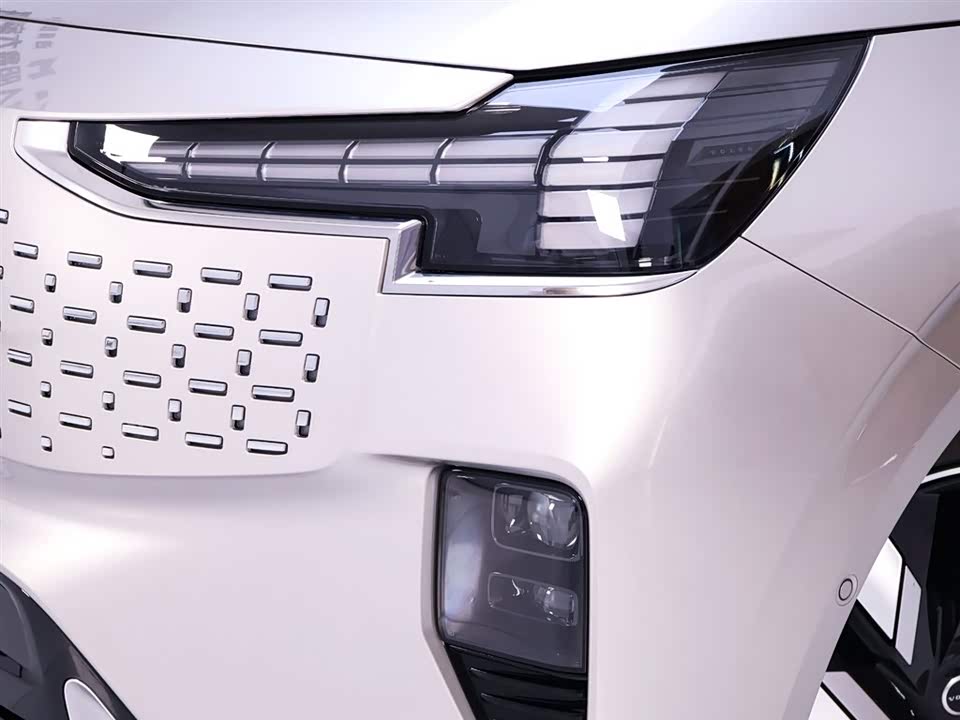 Volvo EM90