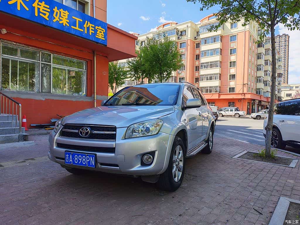 Toyota RAV4, 2009 1