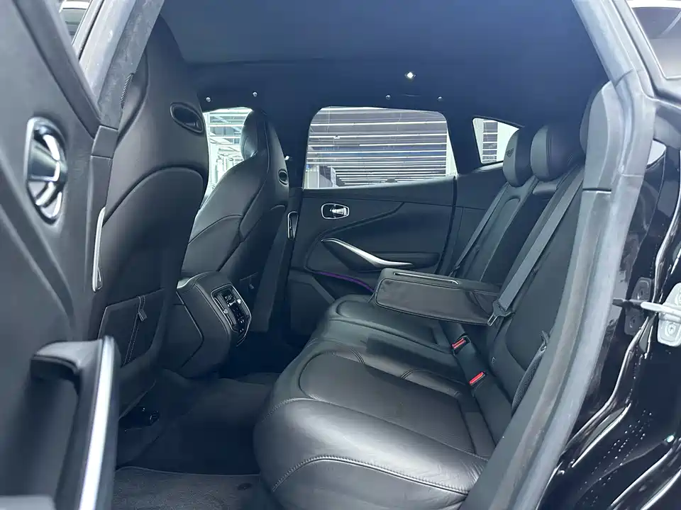Aston Martin DBX Aston Martin DBX