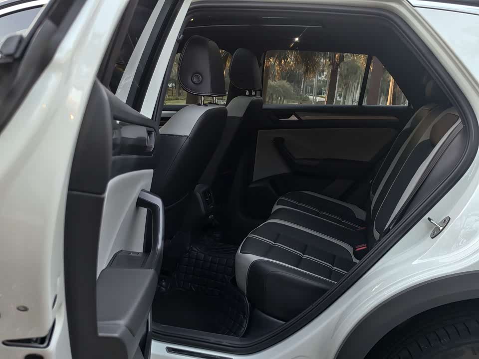 Volkswagen T-ROC exploring Songs