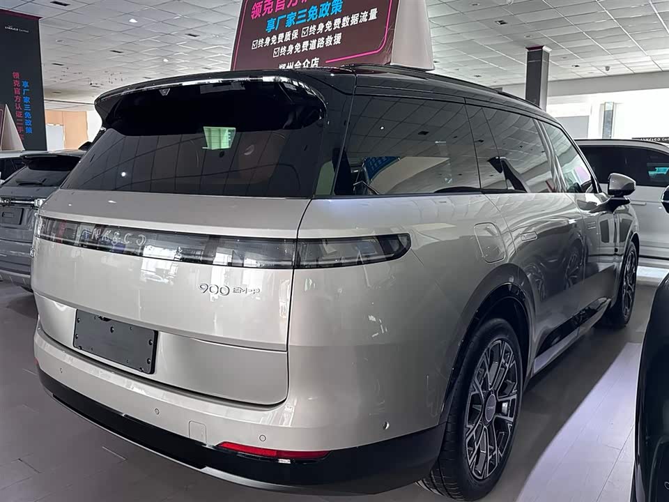 Lynk & Co 900