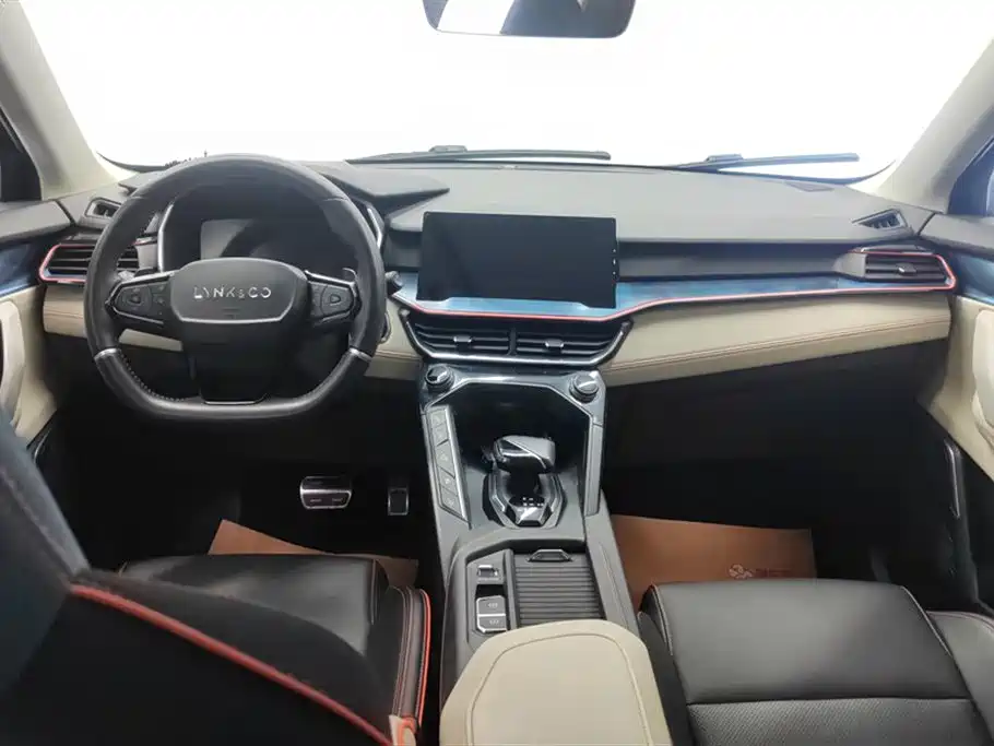 Lynk & Co 06