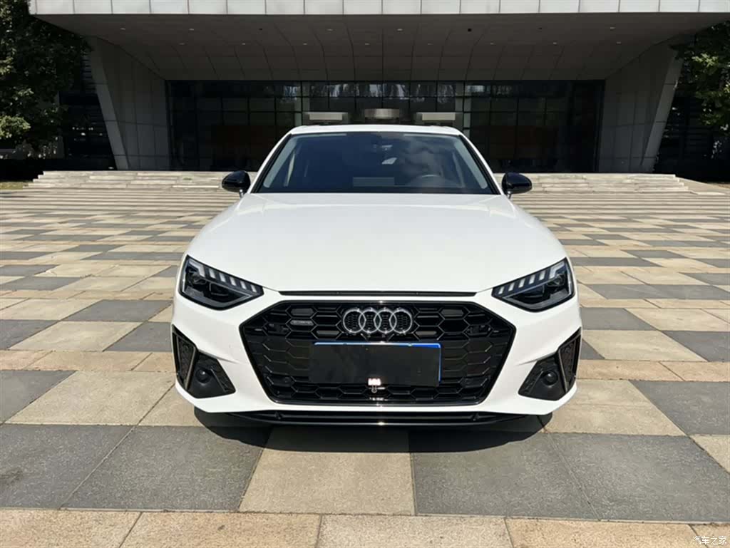 Audi A4L, 2022 все фото